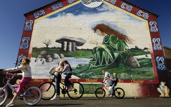 RUTAS URBANAS:  Belfast, mural a mural