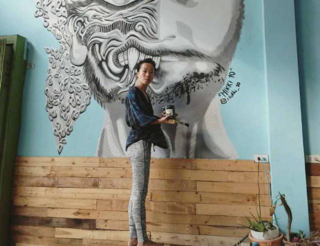 La artista Luanna Lee, junto a una de sus creaciones en un albergue en Bangkok (Tailandia), en la pasada primavera. ARTRVL